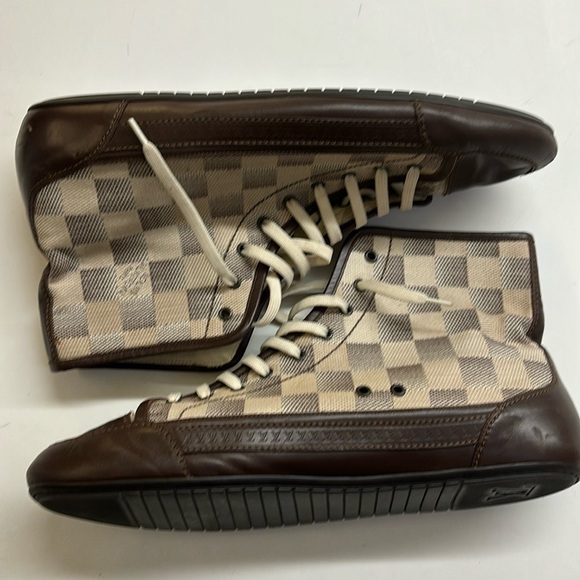 Louis Vuitton - Picture 1 of 12